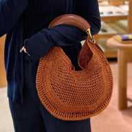 Sac tissé Amanda Crescent porté sous le bras