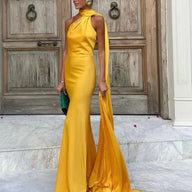 Beatrice robe longue en satin de soie, dos nu, bretelles.