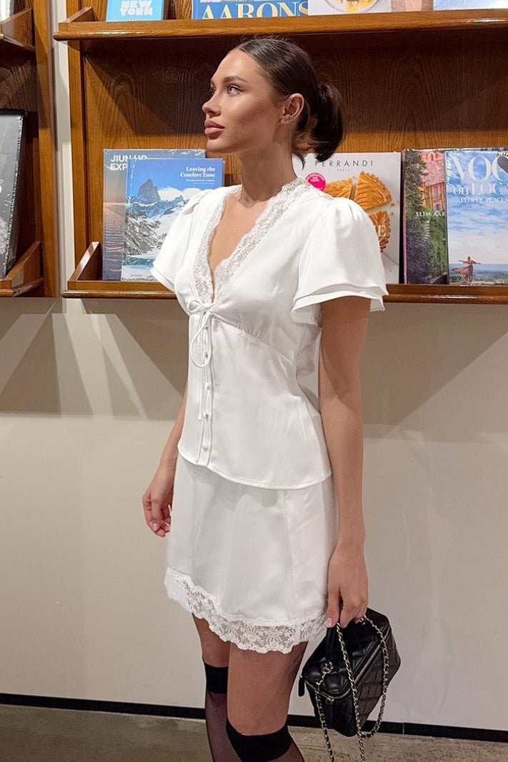 Zoe ensemble jupe. Satin et dentelle. Encolure V. Ceinture à nouer